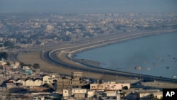 ګوادر ښکلی خو عاجز شان دې ښار دی. بهترین خوراک او مقامي خلک د خبرو اترو شوقین او د اجنبیانو هرکلی کوي. د رخصتیو په ورځو په ښار او په خصوصي توګه په ساحلونو يې د خلکو ګڼه وي