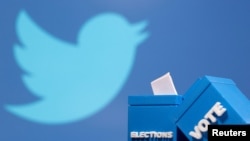 Foto ilustrasi yang menunjukkan kotak suara dengan logo twitter berada di belakangnya. Foto diambil pada 4 November 2020. (Foto: Reuters/Dado Ruvic)