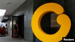 Acusan a Globovisión de promover el socialismo del siglo XXI las 24 horas del día mientras sus dueños viven como aristócratas gracias al dinero del pueblo venezolano.