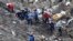 Nhân viên cứu hộ tại hiện trường tai nạn máy bay của hãng Germanwings gần Seyne-les-Alpes, Pháp, ngày 26/3/2015.