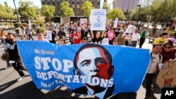 大约250人游行到移民局，要求停止遣返在美国亚利桑那州凤凰城的非法移民（资料图）