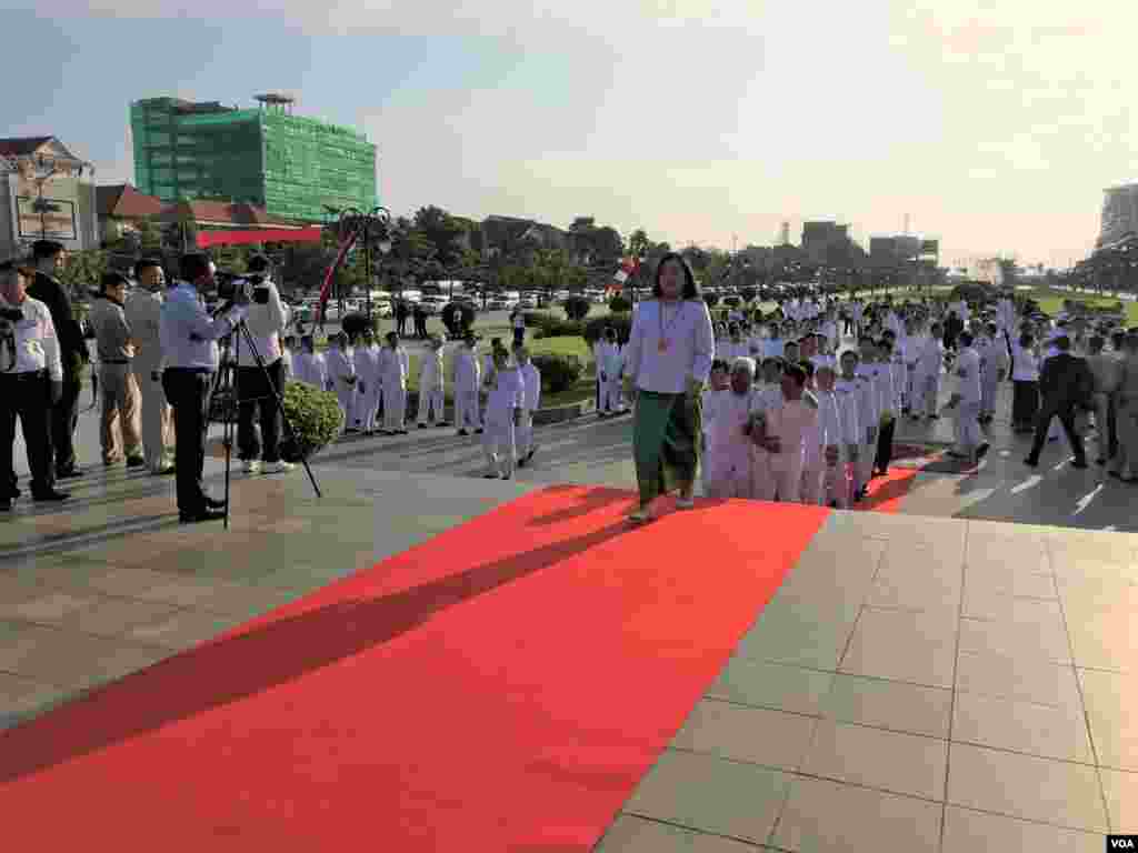 ក្រុម​មន្ត្រី​រដ្ឋាភិបាល​ដើរ​សំដៅ​មក​រូបសំណាក​អតីត​ព្រះមហាក្សត្រ​ខ្មែរ​ព្រះបាទ នរោត្តម សីហនុ​ នៅ​ថ្ងៃ​ទី​១៥ ខែ​តុលា ឆ្នាំ​២០១៩ ក្នុង​រាជធានី​ភ្នំពេញ។ (ហ៊ុល រស្មី/VOA)