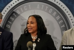 Jaksa distrik Fulton County Fani Willis menggelar konferensi pers terkait dakwaan terhadap Donald Trump di Atalnta, Georgia, pada 14 Agustus 2023. (Foto: Reuters/Elijah Nouvelage)