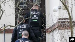 Polisi Jerman melakukan penggerebekan sebuah apartemen di Berlin, 18 Maret 2020.