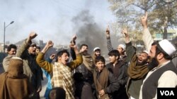 Para demonstran Afghanistan meneriakkan slogan-slogan anti Amerika setelah pasukan NATO membakar al-Quran (22/2).