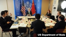 克里国务卿2014年2月15日在中国会见中国记者和博客作家（美国国务院网站照片）