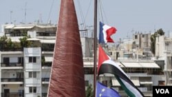 Kapal bantuan untuk Gaza berbendera Perancis, Palestina, dan Uni Eropa tampak berlabuh di pelabuhan Pireaus, dekat Athena, Yunani (4/7).