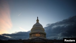 US Capitol di Washington, AS, 18 November 2021. Senat Amerika, Selasa (7/12), menolak resolusi yang akan melarang penjualan rudal jarak menengah udara-ke-udara, peluncur rudal, dan senjata canggih lainnya ke Arab Saudi. (Foto: REUTERS/Tom Brenner)