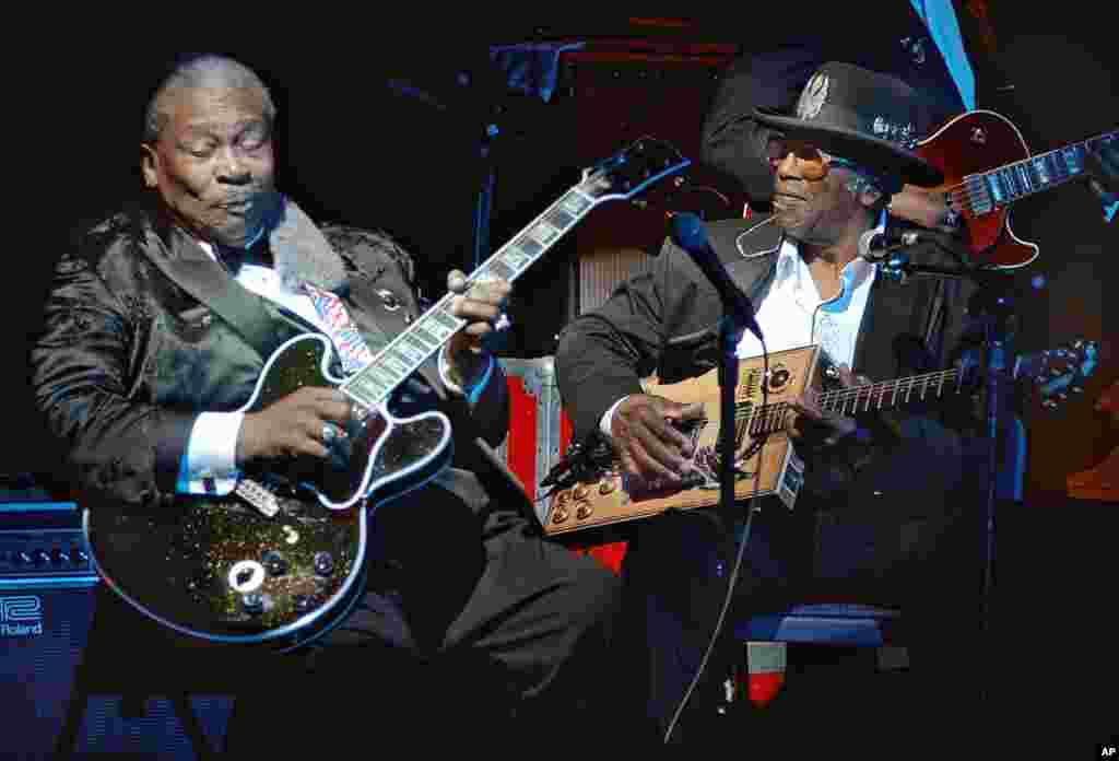 Blues legend B.B. King, left, performs with Bo Diddley at the second anniversary celebration of B.B. King's Blues Club and Grill in New York, June 20, 2002.