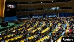 Las pantallas muestran el resultado de la votación durante en la Asamblea General de la ONU sobre un proyecto de resolución que reconocería a los palestinos como calificados para convertirse en miembros de pleno derecho del organismo mundial, en Nueva York, el 10 de mayo de 2024.