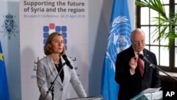Kepala kebijakan Luar Negeri Uni Eropa, Federica Mogherini (kiri) dan utusan PBB untuk Suriah, Staffan de Mistura berbicara dalam konferensi pers di Brussels, Belgia, Selasa (24/9). 