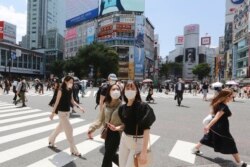 Para pejalan kaki mengenakan masker di tengah pandemi COVID-19 di Tokyo, Rabu, 28 Juli 2021. (AP)