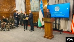 AQSh Mudofaa vazirligida Markaziy Osiyo bo'yicha mutasaddilardan biri, kontr-admiral Erin Osborn O'zbekiston elchisi Furqat Sidiqovdan esdalik sovg'a olmoqda, Vashington, 31-yanvar, 2025