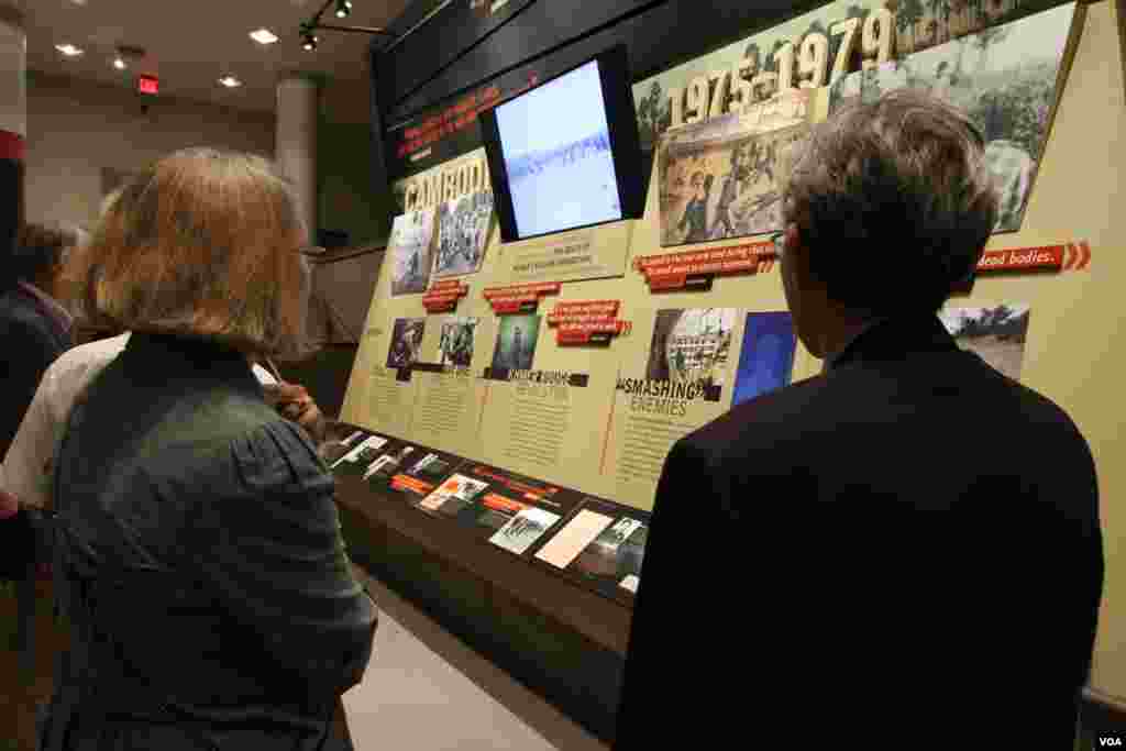 លោកស្រី Elizabeth Becker ជា​អ្នក​កាសែត​ម្នាក់​ក្នុង​ចំណោម​អ្នក​កាសែត​មួយ​ចំនួនតូច​ប៉ុណ្ណោះ ដែល​បាន​ធ្វើការ​ឲ្យ​កាសែត The New York Times ក្នុង​កំឡុង​របប​ប្រល័យ​ពូជ​សាសន៍​ខ្មែរ​ក្រហម បាន​មក​រំឭក​បទ​ពិសោធន៍​របស់​លោកស្រី តាមរយៈ​ពិពណ៍ កម្ពុជា ឆ្នាំ១៩៧៥ ដល់​ឆ្នាំ​១៩៧៩ ក្នុង​ពិធី​លាង​សាយភោជន៍​នៃ​ពិព័រណ៍​រូបភាព​សម័យ​ខ្មែរក្រហម នៅ​សារៈមន្ទីរ​ប្រល័យ​ពូជសាសន៍ ស.រ.​អា (US Holocaust Memorial Museum) នៅ​រដ្ឋ​ធានី​វ៉ាស៊ីតោន កាលពី​ថ្ងៃទី២៧ ខែឧសភា ឆ្នាំ២០១៥។ (រូបថត៖ ឡេង ឡែន/VOA Khmer)