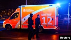 Sejumlah petugas kepolisian berjalan di samping mobil gawat darurat setelah insiden penikaman di monumen genosida orang Yahudi di Berlin, Jerman, Jumat, 21 Februari 2025. (Foto: Fabrizio Bensch/Reuters)