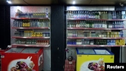 Botol-botol miras di toko yang baru dibuka kembali.