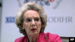 FILE - Audrey Glover of the OSCE’s Office for Democratic Institutions and Human Rights speaks at a news conference in Tirana, Albania, June 22, 2015. Glover said some decisions on U.S. voting rules "appear to have had a partisan flavor" and "led to a lack of clarity" in the U.S. presidential election.