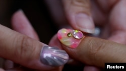 ภาพของ นาโอมิ อาริโมโตะ ช่างทำเล็บชาวญี่ปุ่น ขณะใช้ขยะพลาสติกมาดัดแปลงเป็นส่วนประกอบการทำเล็บ 3 มิติ ที่จังหวัดคานากาวา เมื่อ 21 ต.ค. 2567