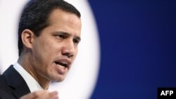 En esta foto de archivo tomada el 23 de enero de 2020, el líder de la oposición venezolana, Juan Guaidó, se dirige a la reunión anual del Foro Económico Mundial en Davos.