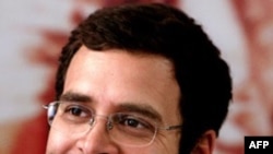 Ông Rahul Gandhi rời nhóm nhân viên bảo vệ an ninh, đi xe gắn máy tới một ngôi làng để tham gia biểu tình cùng với nông dân