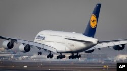 عکس آرشیف از یک طیارهٔ خط هوایی لوفتانزای آلمان