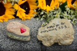 Dân chúng bày tỏ lòng thương tiếc sau sự ra đi của cố thẩm phán Ruth Bader Ginsburg, Ảnh chụp ngày 24/9/2020 (VOA-Việt ngữ)