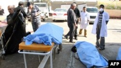 Thi thể của các nạn nhân vụ đánh bom tự sát bên ngoài một bệnh viện ở Tikrit, 18/1/2011