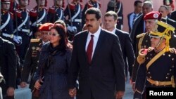 El presidente de Venezuela Nicolás Maduro junto a su Primera Dama, Cilia Flores, a su llegada a la Casa Rosada, en Buenos Aires, en donde fueron recibidos por la presidenta de Argentina Cristina Fernandez de Kirchner.