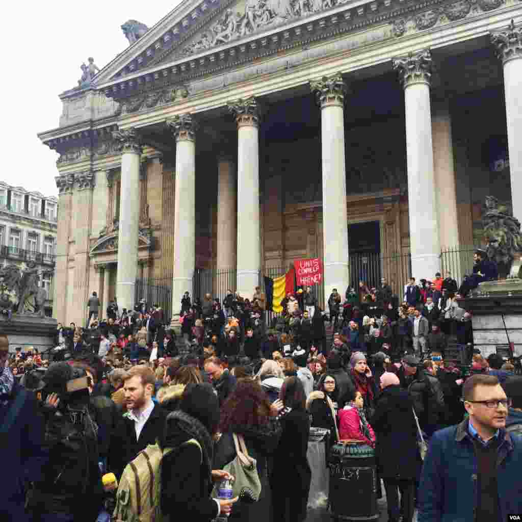 People gathered for a minute of silence in the square outside Belgian stock exchange. Defiant applause broke out after the symbolic display of solidarity. (Heather Murdock/VOA)