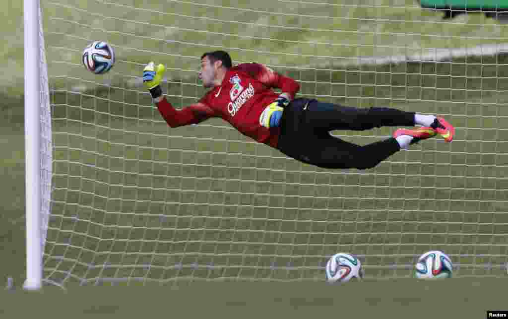 Penjaga gawang Brazil, Julio Caesar, menghadiri sesi pelatihan di Teresopolis, dekat Rio de Janeiro (13/6). (Reuters/Marcelo Regua)