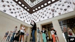 ARHIVA - Posjetioci predsjedničke biblioteke i muzeja "Džordž Buš mlađi" (Foto: AP/Tony Gutierrez)