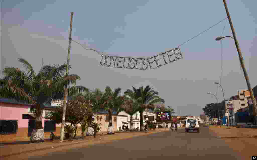 An end-of-year sign in French reading "happy holidays" hangs over a largely empty street in the capital Bangui, Central African Republic, January 1, 2013. 