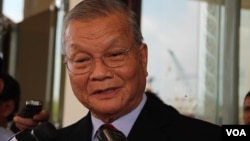 លោក​ស៊ិក​ ប៊ុន​ហុក​ ដែល​មក​ពី​គណបក្ស​ប្រជាជន​កម្ពុជា​បាន​ទទួល​តំណែង​ជា​ ប្រធាន​នៃ​គណៈកម្មាធិការ​ជាតិ​រៀបចំ​ការបោះឆ្នោត​ថ្មី​ បន្ទាប់​ពី​រដ្ឋសភា​ជាតិ​បាន​បោះឆ្នោត​ផ្តល់​សេចក្តី​ទុកចិត្ត​នៅ​ថ្ងៃ​ព្រហស្បតិ៍​ ទី​៩​ ខែ​មេសា​ ឆ្នាំ​២០១៥។ (នូវ​ ពៅ​លក្ខិណា/VOA)