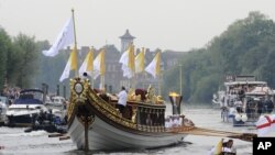 Perahu kerajaan Inggris "Gloriana" membawa obor Olimpiade menyusuri Sungai Thames melalui Jembatan Richmond di tahap terakhir perjalanan arakan obor menuju Taman Olimpiade London (27/7).