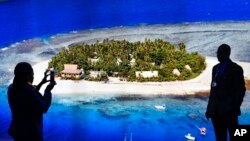 Para anggota delegasi berfoto di depan sebuah pulau di COP 23 Fiji Konferensi Perubahan Iklim di Bonn, Jerman, 6 November 2017. 