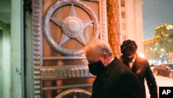 Duta Besar AS untuk Rusia John Sullivan memasuki gedung Kementerian Luar Negeri Rusia di Moskow pada 26 Januari 2022 untuk mengirim respons AS terhadap permintaan Rusia terkait masalah keamanan NATO dan Ukraina. (Foto: AP/Alexander Zemlianichenko)