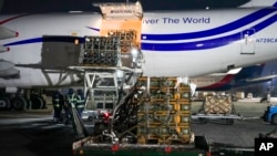 بسته‌های کمک‌های نظامی امریکا در حال تخیله شدن در اوکراین