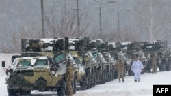 El transporte blindado de personal (APC) de la brigada 92 mecanizada separada de las Fuerzas Armadas de Ucrania se traslada a estacionar en su base cerca de la aldea de Klugino-Bashkirivka, en la región de Kharkiv, el 31 de enero de 2022.