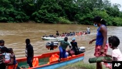 Los migrantes llegan a Lajas Blancas, Darién, Panamá, el sábado 23 de octubre de 2021. Un número creciente de mujeres migrantes han informado haber sufrido abusos sexuales mientras cruzaban la peligrosa jungla del Darién, en la frontera con Colombia, en su ruta hacia EE. UU. 