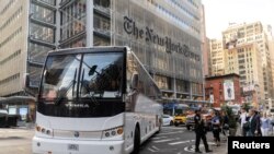 Un bus transportant des migrants du Texas arrive au terminal de bus de Port Authority à New York, aux États-Unis, le 17 août 2022.