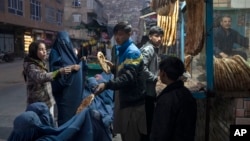 د ناورې د کډوالو شورا وايي افغانستان کې د لسیزو جګړو، د معیوب اقتصاد ړنګیدل او اقلیم د بدلون څخه زیږیدلو ټکانونو له امله دا هیواد له ګاونډیو هیوادونو څخه ستنیدونکو افغان کډوالو منلو ته چمتو نه دی.