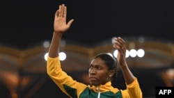 Caster Semenya de l'Afrique après avoir décroché la médaille d’or à la finale du 800 m aux Jeux du Commonwealth, Gold Coast, le 13 avril 2018.