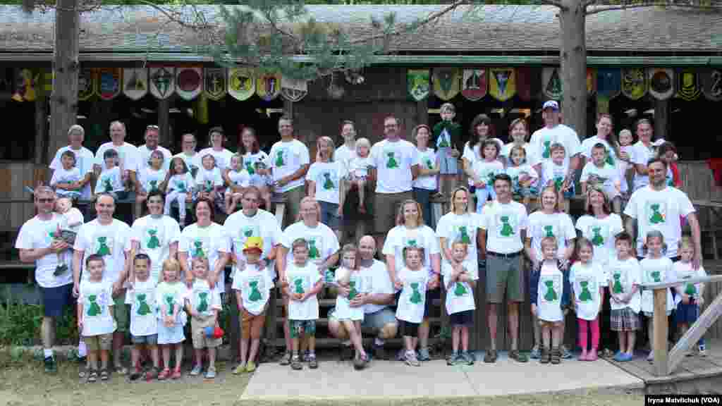 Група пташенят з батьками в українському таборі "Новий сокіл". м. Баффало, штат Нью-Йорк 2016 року.&nbsp;