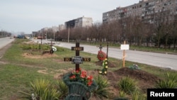 قبرهای کشته شدگان غیرنظامی در ماریوپل‌ - آرشیو 