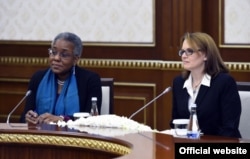 AQSh elchisi Pamela Spratlen va Oq uy rasmiysi Liza Kurtis Prezident Shavkat Mirziyoyev bilan uchrashuvda, noyabr, 2017