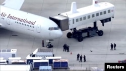 Avión aterriza en el Aeropuerto Internacional Dulles en Virginia, en las afueras de Washington, EEUU, el 9 de febrero de 2023, con expresos políticos nicaragüenses liberados por el gobierno de Daniel Ortega.