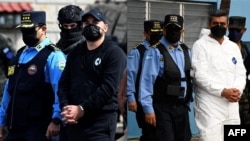 Honduras ha entregado este año a dos hondureños a extradición solicitados por Estados Unidos, el excalde Arnaldo Urbina, de blanco y a Michael Powery "El Caracol", requeridos por tribunales federales en Nueva York y Texas. (Fotos: AFP)