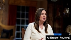 Sarah Huckabee Sanders, Gubernur Arkansas, menyampaikan tanggapan Partai Republik terhadap pidato kenegaraan Presiden Joe Biden dari Little Rock, Arkansas, pada 7 Februari 2023. (Foto: Pool via Reuters/Al Drago)