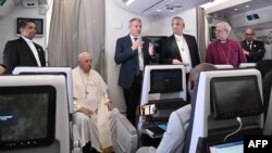 Archbishop of Canterbury Justin Welby (2ndR), Pope Francis (2ndL) and Church of Scotland's Iain Greenshields (3rdR) address the media while aboard the plane from Juba to Rome on Feb. 5, 2023.