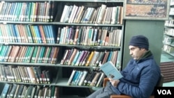 A local reading Rehman Rahi’s poetry collection: Siyah Rood Jaeren Manz inside the library of the University of Kashmir, Srinagar. (Bilal Hussain/VOA)